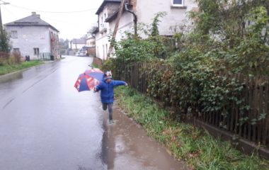 jak jsme plnili " podzimní seznam" - skákání v kalužích Adámek 380x240
