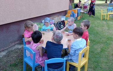 zahradní slavnost "pasování předškoláčku" - IMG 20220627 153625 380x240