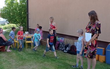 zahradní slavnost "pasování předškoláčku" - IMG 20220627 153841 380x240