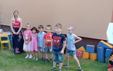 zahradní slavnost "pasování předškoláčku" - IMG 20220627 153926 380x240