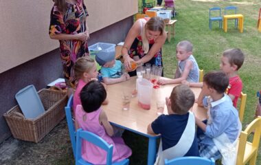 zahradní slavnost "pasování předškoláčku" - IMG 20220627 164808 380x240