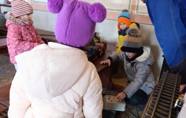 proch&aacute;zka k vlakov&eacute;mu n&aacute;draž&iacute; - 1f478b85 8f13 4d75 964f 1689e3114dd6 380x240