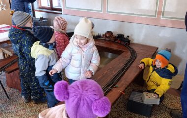 proch&aacute;zka k vlakov&eacute;mu n&aacute;draž&iacute; - 92d01a3b 04e3 4e0f 94d1 a2e079b6639a 380x240