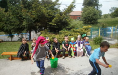 školní rok 2010 - 2011 - dětký den 55 380x240