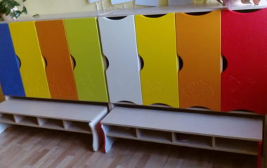 letošní zvelebování naší školičky  -  moc za to děkujeme.... - šatna 9 380x240