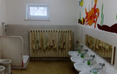 letošní zvelebování naší školičky  -  moc za to děkujeme.... - DSC 4348 380x240