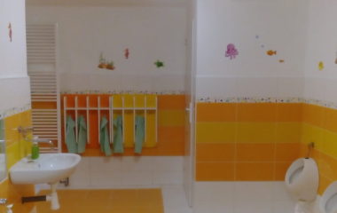 letošní zvelebování naší školičky  -  moc za to děkujeme.... - DSC 5003 380x240
