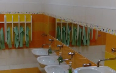 letošní zvelebování naší školičky  -  moc za to děkujeme.... - DSC 5006 380x240