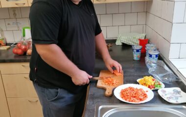 Dny plné pečení - na svačinku jsme si upekli "štrůdlik" a na oběd jsme měli "lasagne pana starosty" - IMG 20211021 WA0052 380x240