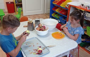 Dny plné pečení - na svačinku jsme si upekli "štrůdlik" a na oběd jsme měli "lasagne pana starosty" - IMG 20210922 085403 380x240