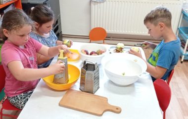 Dny plné pečení - na svačinku jsme si upekli "štrůdlik" a na oběd jsme měli "lasagne pana starosty" - IMG 20210922 085716 380x240