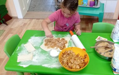 Dny plné pečení - na svačinku jsme si upekli "štrůdlik" a na oběd jsme měli "lasagne pana starosty" - IMG 20210922 093112 380x240