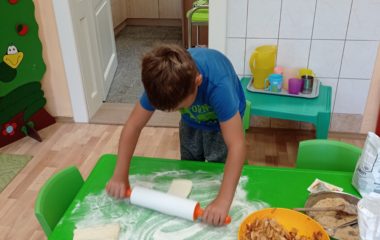 Dny plné pečení - na svačinku jsme si upekli "štrůdlik" a na oběd jsme měli "lasagne pana starosty" - IMG 20210922 093227 380x240