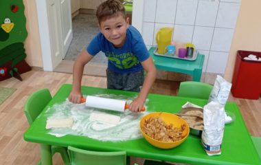 Dny plné pečení - na svačinku jsme si upekli "štrůdlik" a na oběd jsme měli "lasagne pana starosty" - IMG 20210922 093236 380x240