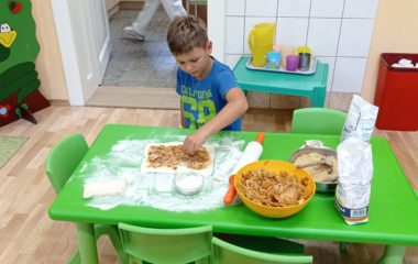 Dny plné pečení - na svačinku jsme si upekli "štrůdlik" a na oběd jsme měli "lasagne pana starosty" - IMG 20210922 093944 380x240