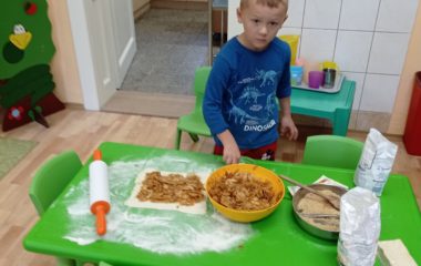 Dny plné pečení - na svačinku jsme si upekli "štrůdlik" a na oběd jsme měli "lasagne pana starosty" - IMG 20210922 095146 380x240