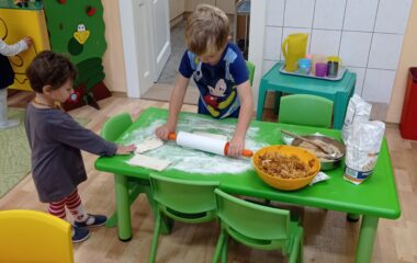 Dny plné pečení - na svačinku jsme si upekli "štrůdlik" a na oběd jsme měli "lasagne pana starosty" - IMG 20210922 095729 1 380x240