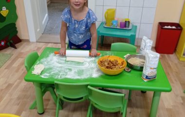 Dny plné pečení - na svačinku jsme si upekli "štrůdlik" a na oběd jsme měli "lasagne pana starosty" - IMG 20210922 101126 380x240