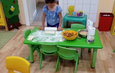 Dny plné pečení - na svačinku jsme si upekli "štrůdlik" a na oběd jsme měli "lasagne pana starosty" - IMG 20210922 101138 380x240