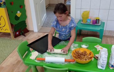 Dny plné pečení - na svačinku jsme si upekli "štrůdlik" a na oběd jsme měli "lasagne pana starosty" - IMG 20210922 101731 380x240