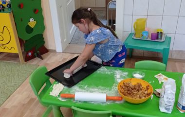 Dny plné pečení - na svačinku jsme si upekli "štrůdlik" a na oběd jsme měli "lasagne pana starosty" - IMG 20210922 101733 380x240