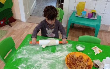 Dny plné pečení - na svačinku jsme si upekli "štrůdlik" a na oběd jsme měli "lasagne pana starosty" - IMG 20210922 101952 380x240
