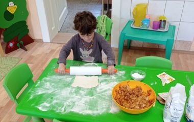 Dny plné pečení - na svačinku jsme si upekli "štrůdlik" a na oběd jsme měli "lasagne pana starosty" - IMG 20210922 102011 380x240