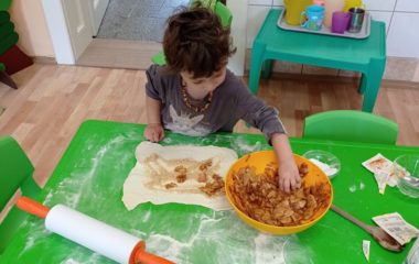 Dny plné pečení - na svačinku jsme si upekli "štrůdlik" a na oběd jsme měli "lasagne pana starosty" - IMG 20210922 102135 380x240