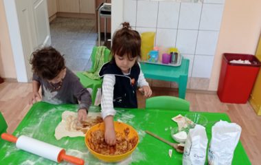 Dny plné pečení - na svačinku jsme si upekli "štrůdlik" a na oběd jsme měli "lasagne pana starosty" - IMG 20210922 102250 380x240