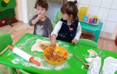 Dny plné pečení - na svačinku jsme si upekli "štrůdlik" a na oběd jsme měli "lasagne pana starosty" - IMG 20210922 102301 380x240