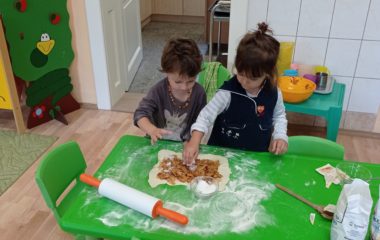 Dny plné pečení - na svačinku jsme si upekli "štrůdlik" a na oběd jsme měli "lasagne pana starosty" - IMG 20210922 102400 380x240
