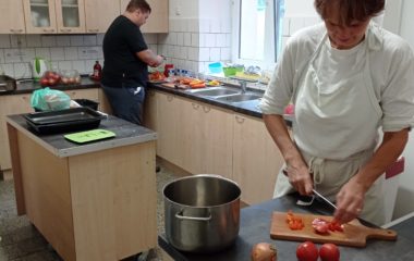 Dny plné pečení - na svačinku jsme si upekli "štrůdlik" a na oběd jsme měli "lasagne pana starosty" - IMG 20210923 080937 380x240