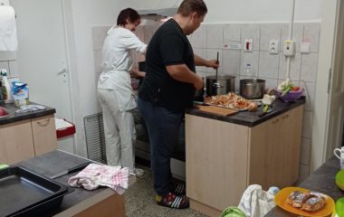 Dny plné pečení - na svačinku jsme si upekli "štrůdlik" a na oběd jsme měli "lasagne pana starosty" - IMG 20210923 082632 380x240