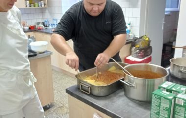 Dny plné pečení - na svačinku jsme si upekli "štrůdlik" a na oběd jsme měli "lasagne pana starosty" - IMG 20210923 100155 380x240