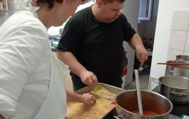 Dny plné pečení - na svačinku jsme si upekli "štrůdlik" a na oběd jsme měli "lasagne pana starosty" - IMG 20210923 100919 380x240