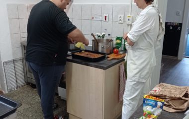 Dny plné pečení - na svačinku jsme si upekli "štrůdlik" a na oběd jsme měli "lasagne pana starosty" - IMG 20210923 102924 380x240