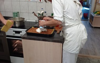 Dny plné pečení - na svačinku jsme si upekli "štrůdlik" a na oběd jsme měli "lasagne pana starosty" - IMG 20210923 103146 380x240