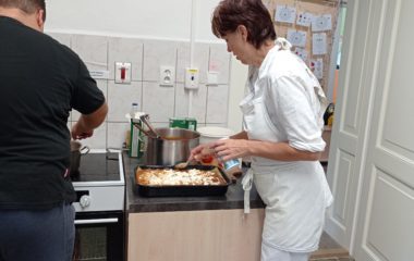 Dny plné pečení - na svačinku jsme si upekli "štrůdlik" a na oběd jsme měli "lasagne pana starosty" - IMG 20210923 103222 380x240