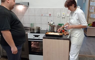 Dny plné pečení - na svačinku jsme si upekli "štrůdlik" a na oběd jsme měli "lasagne pana starosty" - IMG 20210923 103239 380x240