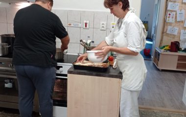 Dny plné pečení - na svačinku jsme si upekli "štrůdlik" a na oběd jsme měli "lasagne pana starosty" - IMG 20210923 103310 380x240
