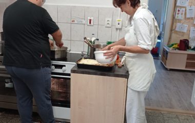 Dny plné pečení - na svačinku jsme si upekli "štrůdlik" a na oběd jsme měli "lasagne pana starosty" - IMG 20210923 103312 380x240