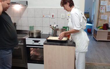 Dny plné pečení - na svačinku jsme si upekli "štrůdlik" a na oběd jsme měli "lasagne pana starosty" - IMG 20210923 103337 380x240