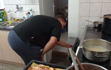 Dny plné pečení - na svačinku jsme si upekli "štrůdlik" a na oběd jsme měli "lasagne pana starosty" - IMG 20210923 105222 380x240