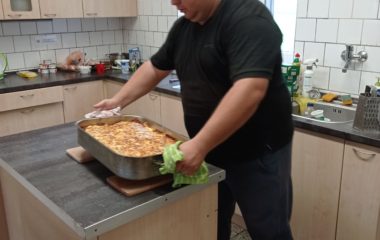 Dny plné pečení - na svačinku jsme si upekli "štrůdlik" a na oběd jsme měli "lasagne pana starosty" - IMG 20210923 105738 1 380x240