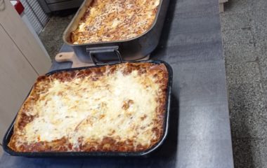 Dny plné pečení - na svačinku jsme si upekli "štrůdlik" a na oběd jsme měli "lasagne pana starosty" - IMG 20210923 105957 380x240