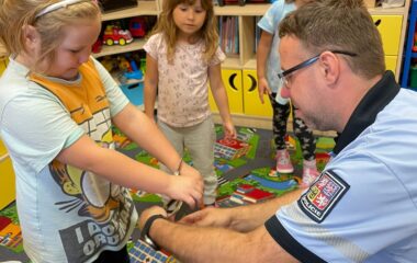 Návštěva Policie ČR u nás ve školce - 3ac5269d 2caf 48ea 9c98 43d19d5687a5 380x240