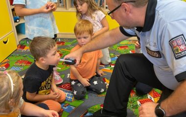 Návštěva Policie ČR u nás ve školce - 3fa5b0d4 7e4b 4948 8506 20ee7a2164ef 380x240