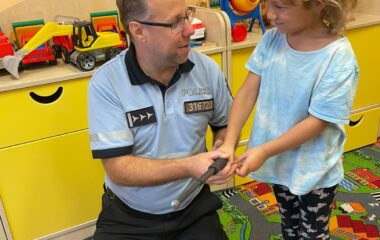 Návštěva Policie ČR u nás ve školce - 49dd3ff8 21c5 4732 a058 e39640f85ca4 380x240