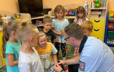 Návštěva Policie ČR u nás ve školce - 50d8346d d4b8 4715 b7a3 a9eff22ca1a0 380x240