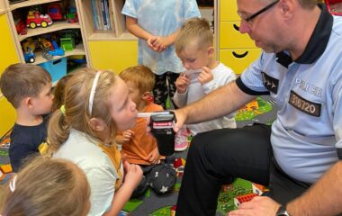 Návštěva Policie ČR u nás ve školce - 6d384061 903b 43fb 8beb 356398851d55 380x240